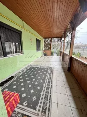 Rodinný dom s priestranným pozemkom na priamy predaj v centre obce Hviezdoslavov