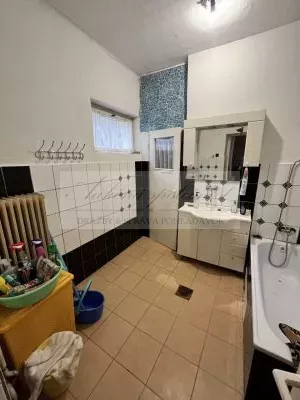 Rodinný dom s priestranným pozemkom na priamy predaj v centre obce Hviezdoslavov