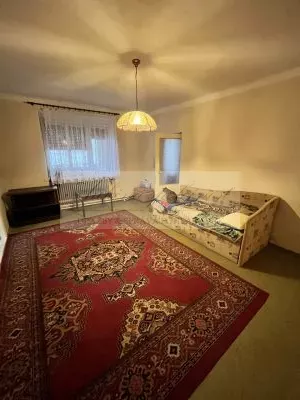 Rodinný dom s priestranným pozemkom na priamy predaj v centre obce Hviezdoslavov