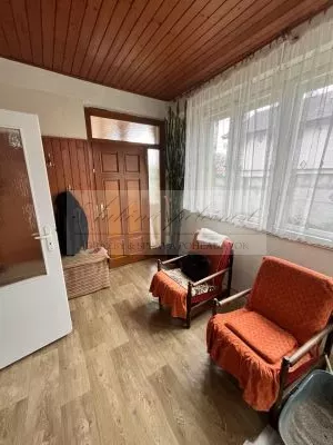 Rodinný dom s priestranným pozemkom na priamy predaj v centre obce Hviezdoslavov