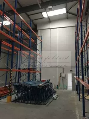 JEDINEČNÁ PONUKA - predaj administratívnej budovy so skladovými priestormi a možnosťou ubytovania na Strojníckej ulici v Bratislave!