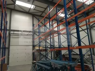 JEDINEČNÁ PONUKA - predaj administratívnej budovy so skladovými priestormi a možnosťou ubytovania na Strojníckej ulici v Bratislave!