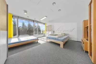 JEDINEČNÁ PONUKA - predaj administratívnej budovy so skladovými priestormi a možnosťou ubytovania na Strojníckej ulici v Bratislave!