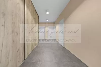 JEDINEČNÁ PONUKA - predaj administratívnej budovy so skladovými priestormi a možnosťou ubytovania na Strojníckej ulici v Bratislave!