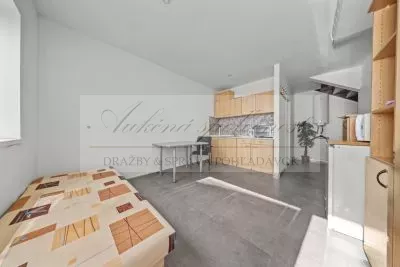 JEDINEČNÁ PONUKA - predaj administratívnej budovy so skladovými priestormi a možnosťou ubytovania na Strojníckej ulici v Bratislave!