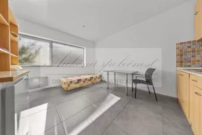 JEDINEČNÁ PONUKA - predaj administratívnej budovy so skladovými priestormi a možnosťou ubytovania na Strojníckej ulici v Bratislave!