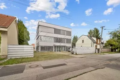 JEDINEČNÁ PONUKA - predaj administratívnej budovy so skladovými priestormi a možnosťou ubytovania na Strojníckej ulici v Bratislave!