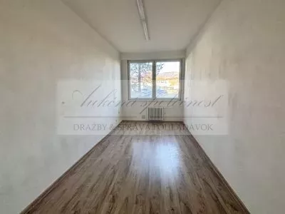 Dražba štyroch administratívnych priestorov v budove v Banskej Bystrici!
