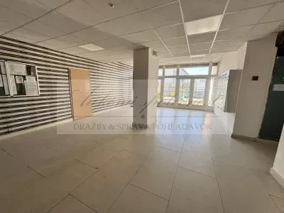 Dražba štyroch administratívnych priestorov v budove v Banskej Bystrici!