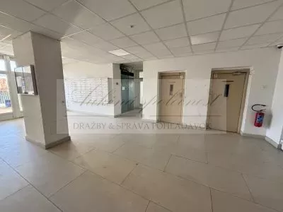 Dražba štyroch administratívnych priestorov v budove v Banskej Bystrici!