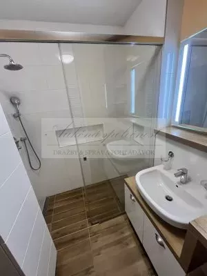 Pripravujeme dražbu 2 - izbového bytu s garážovým státím a pivničkou kobkou na Malokrasňanskej ul. v Bratislave - Rači!