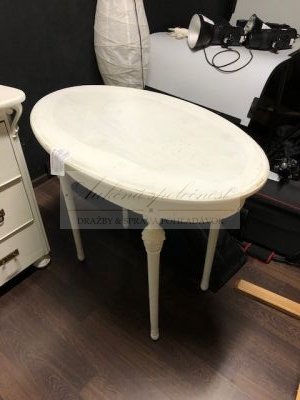 online aukcia bieleho rustikálneho oválneho stolíka z masívu