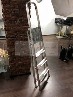 online aukcia jednostranného štvorstupňového hliníkového rebríka